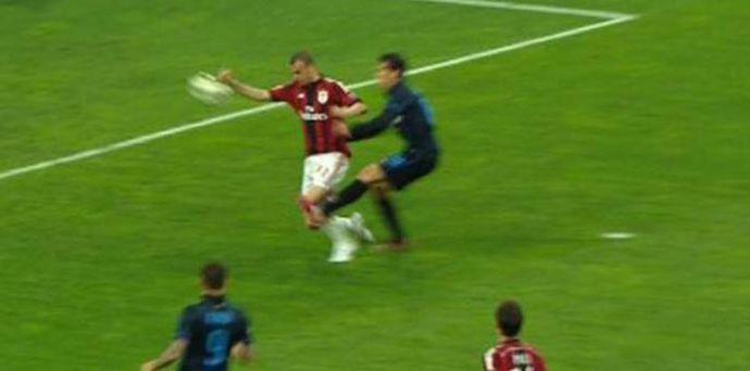 Inter-Milan: mani di Antonelli su tiro di Hernanes. Era rigore?