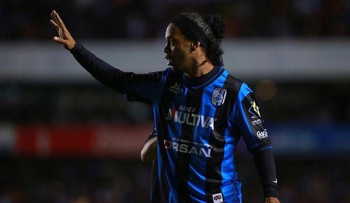 Ronaldinho smentisce: 'Non lascio il calcio'