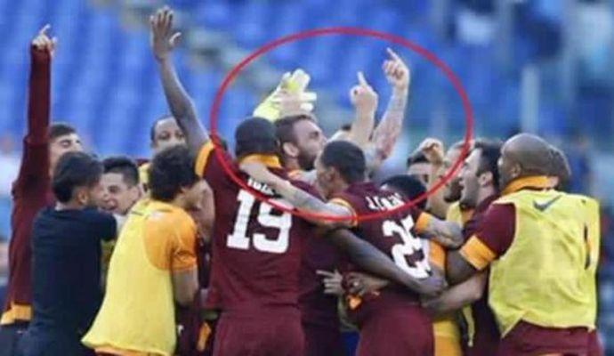 De Rossi, doppio dito medio ai laziali 