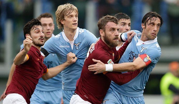 Roma: De Rossi multato per i gestacci ai tifosi della Lazio