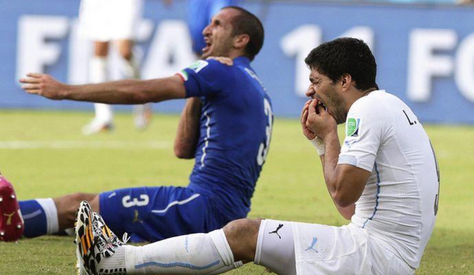 Juve-Barcelona, Chiellini and Suarez give each-other a hug 