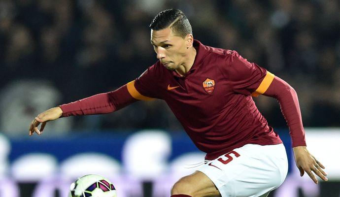 Roma, Nainggolan si vesta da... Holebas