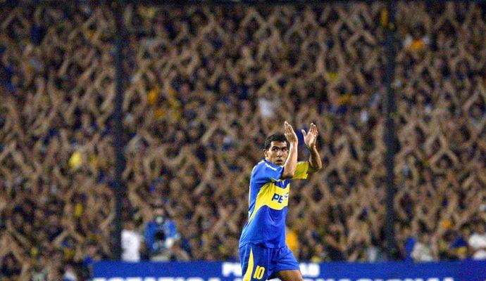 Tevez: il 14 la presentazione al Boca Juniors. VIDEO: l'Apache canta sul palco e poi cade 