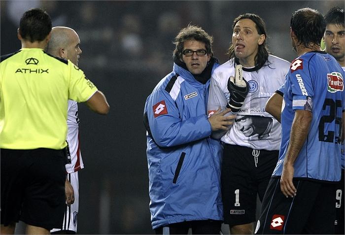 VIDEO Argentina: il portiere ha fame, ci pensano i tifosi