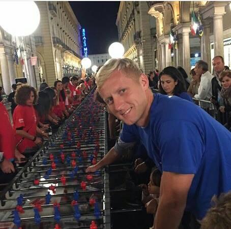 Torino, biliardino da Guinness con Kamil Glik