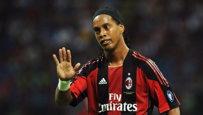 Roma, l'ex Cole: 'Ronaldinho il più duro da affrontare. Rideva, ma voleva farti sempre tunnel...' VIDEO