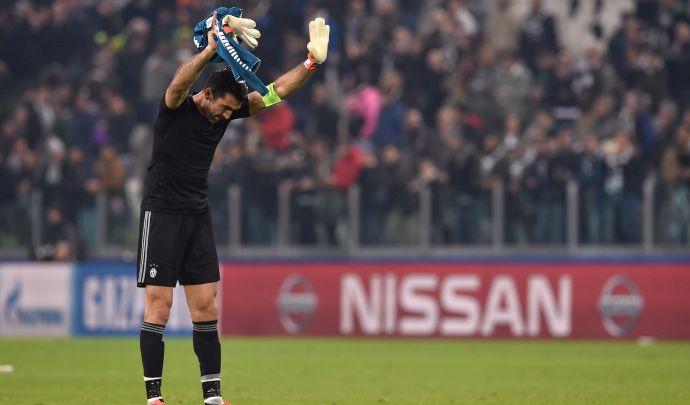 Premiato Gigi Riva: l'abbraccio di Buffon FOTO