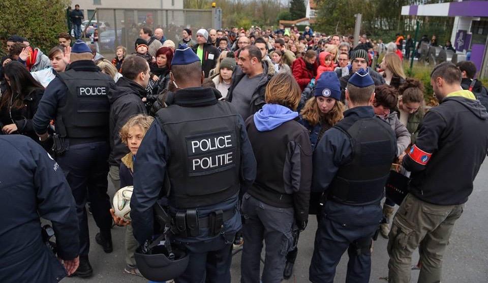 Terrorismo, 12 arresti a Bruxelles: pacco sospetto allo stadio di Bordeaux