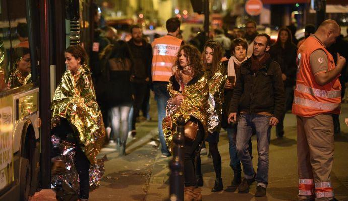 STRAGE PARIGI: 129 morti, 352 feriti. Evacuata la Torre Eiffel: falso allarme 