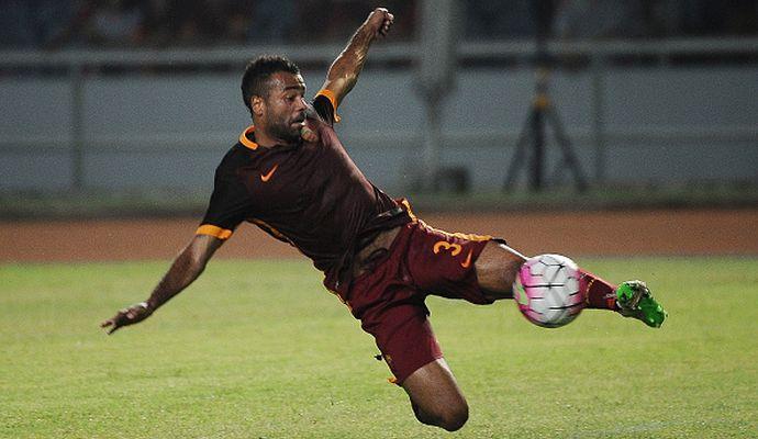 Roma, Ashley Cole su Twitter: 'Spero vincerete lo scudetto'