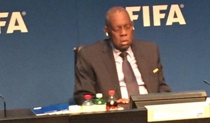 VIDEO Incredibile FIFA: il presidente ad interim si addormenta durante la sua stessa conferenza