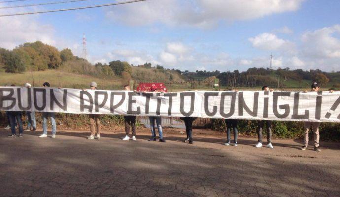 Roma, contestazione a Trigoria con 50 kg di carote: 'Buon appetito conigli'