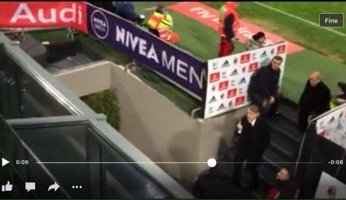 I milanisti lanciano finocchi a Mancini, lui alza il dito medio: 'Ma ho sbagliato'