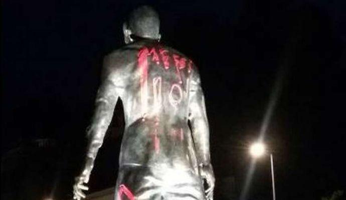 Povero Cristiano Ronaldo: sulla sua statua alcuni vandali scrivono "Messi 10"