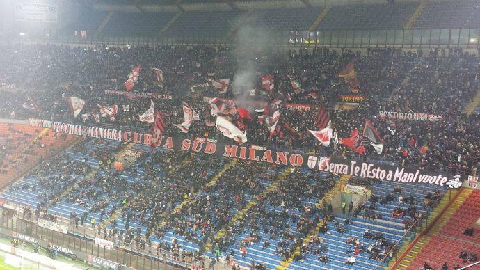 FOTO: la Curva Sud sostiene il Milan, con uno striscione...