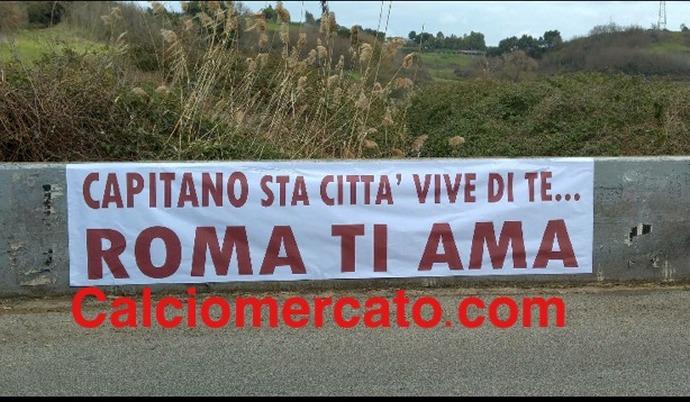 Tifosi Roma: altri due striscioni per Totti