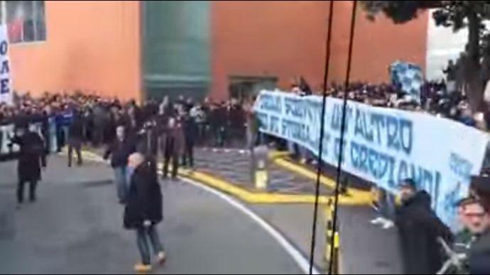 These are fans: Napoli faithful wave off their heroes at the airport