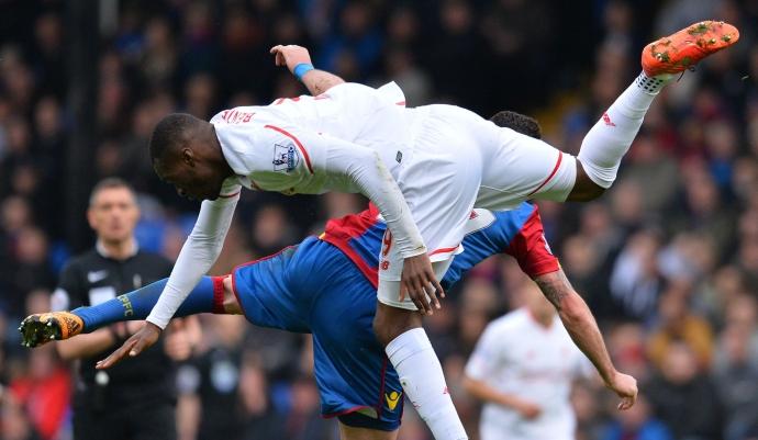 Premier: un rigore di Benteke in pieno recupero regala il successo al Liverpool. United, che crollo