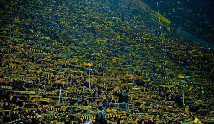 Borussia Dortmund: muore allo stadio, il commovente coro dei tifosi VIDEO