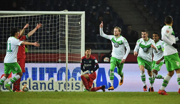 Bundesliga: la tripletta di Schurrle lancia il Wolfsburg ad Hannover, Ingolstadt-Colonia 1-1