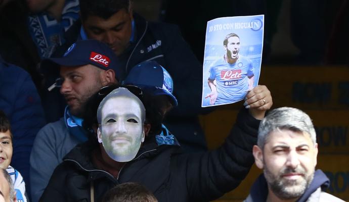 Napoli, Higuain in tribuna al San Paolo: per lui cori e maschere