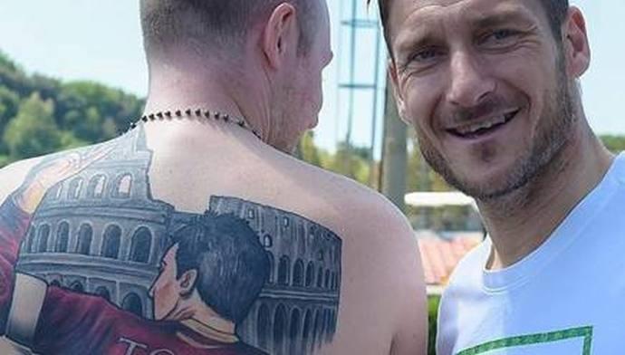 Totti: 'Rinnovo? Aspettiamo, vediamo...'. FOTO col tifoso tatuato Totti-Colosseo