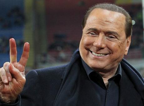 Berlusconi scherza in tv da Costanzo: 'Basta, abbiamo un piede nella tomba' VIDEO