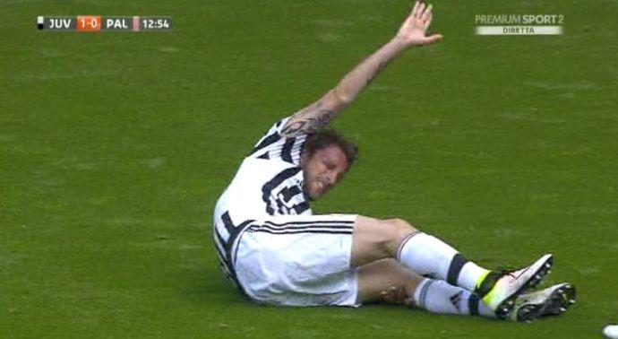 Juventus star Claudio Marchisio stretchered off with suspected knee injury