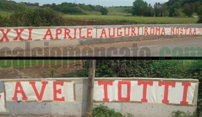 Roma celebra Totti. Striscioni a Trigoria: 'Il capitano è leggenda', 'Ave Totti'