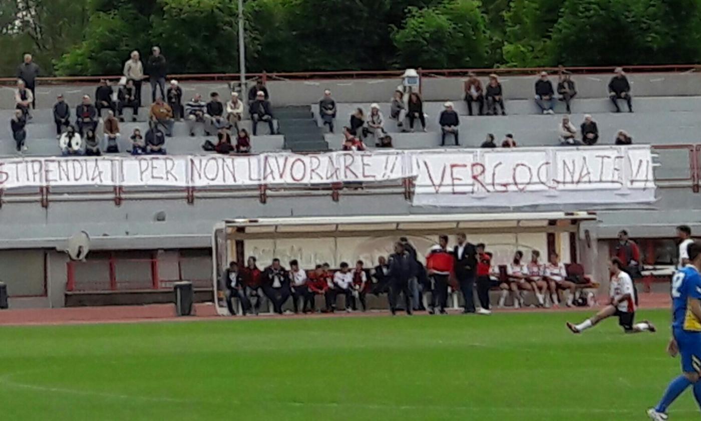 Torino, ancora uno striscione con pesanti insulti alla dirigenza: 'Stipendiati per non lavorare!! Vergognatevi'