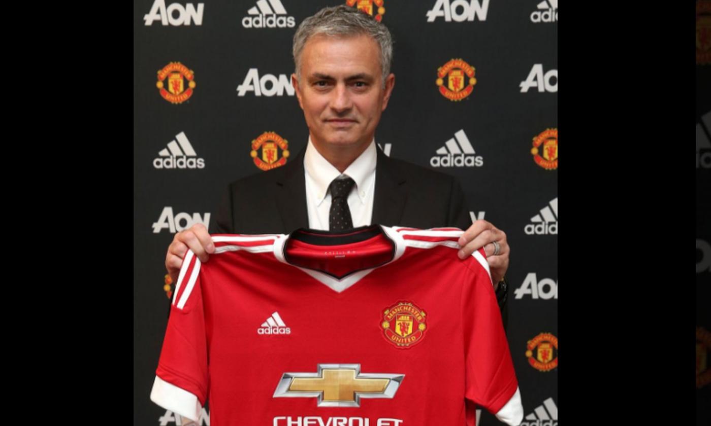 Mourinho sbarca su Instagram. La prima FOTO è il contratto con il Manchester United