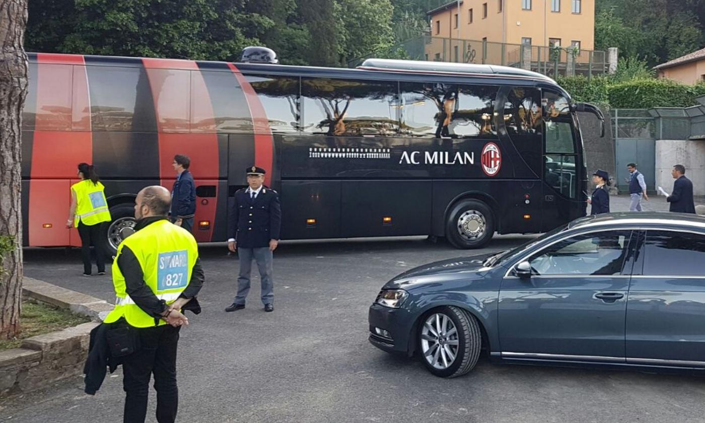 Milan-PSG: l'arrivo del pullman rossonero a San Siro VIDEO