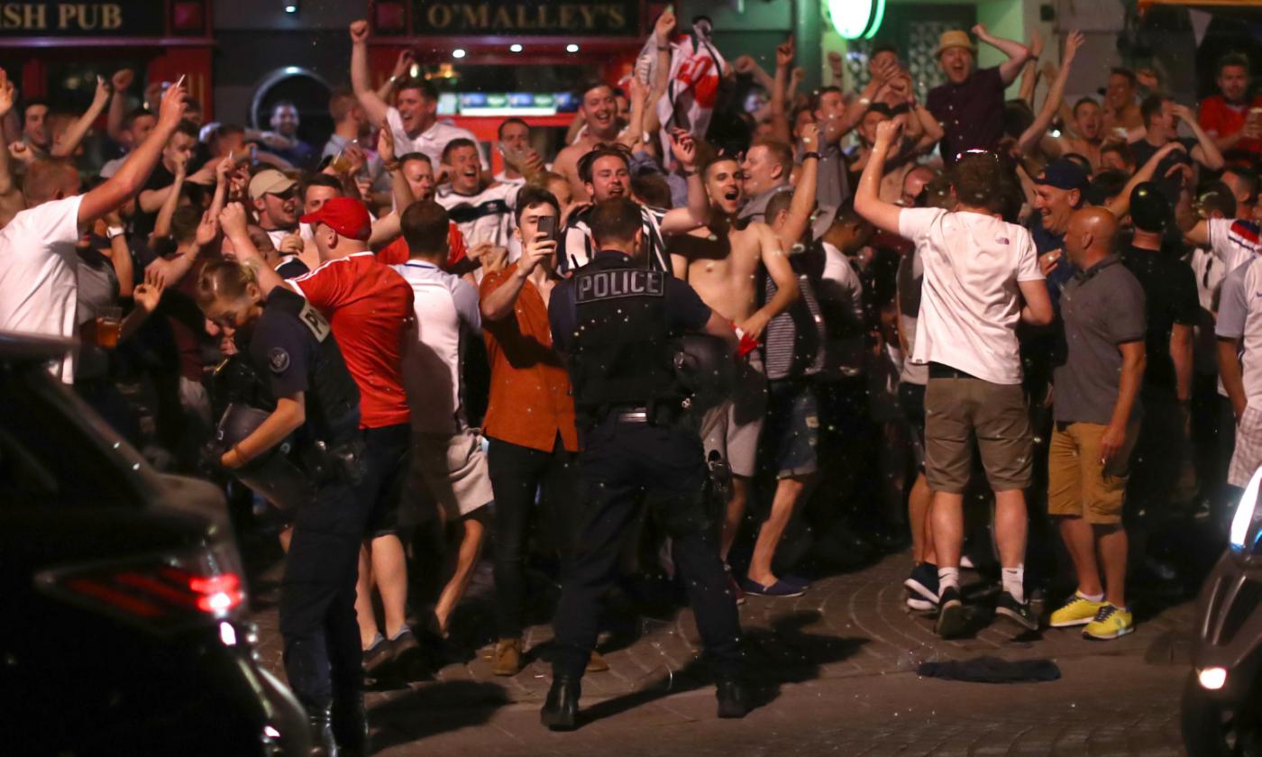 Hooligans scatenati a Marsiglia, scontri con la polizia e cori: 'Dov'è l'Isis?'