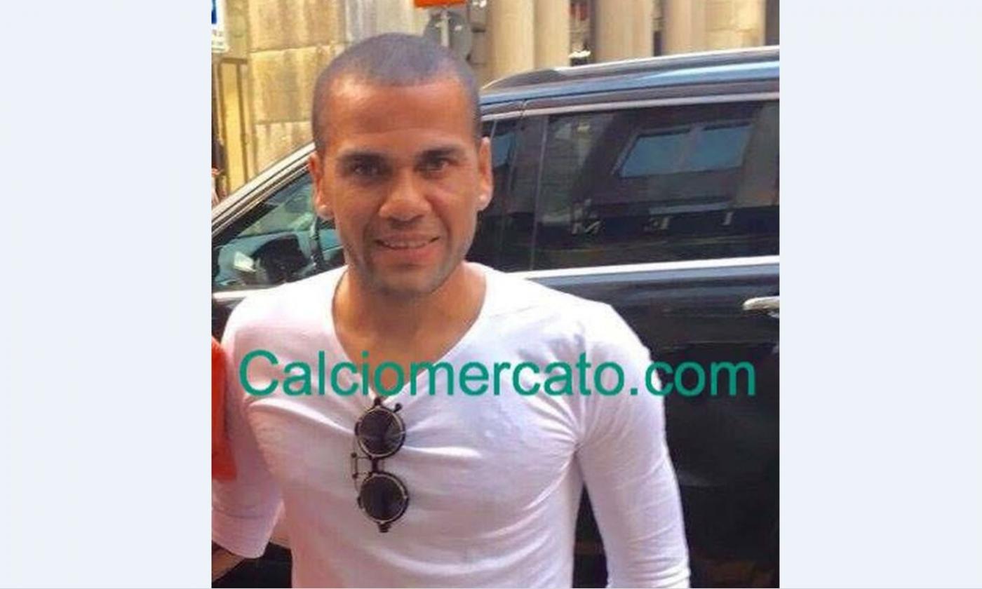 Dani Alves e la birra stappata in rovesciata: ora c'è una precisazione 