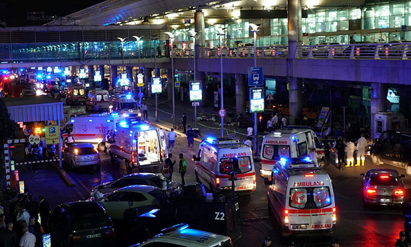 TERRORE A ISTANBUL: tre kamikaze si fanno esplodere in aeroporto, oltre 25 morti e 60 feriti