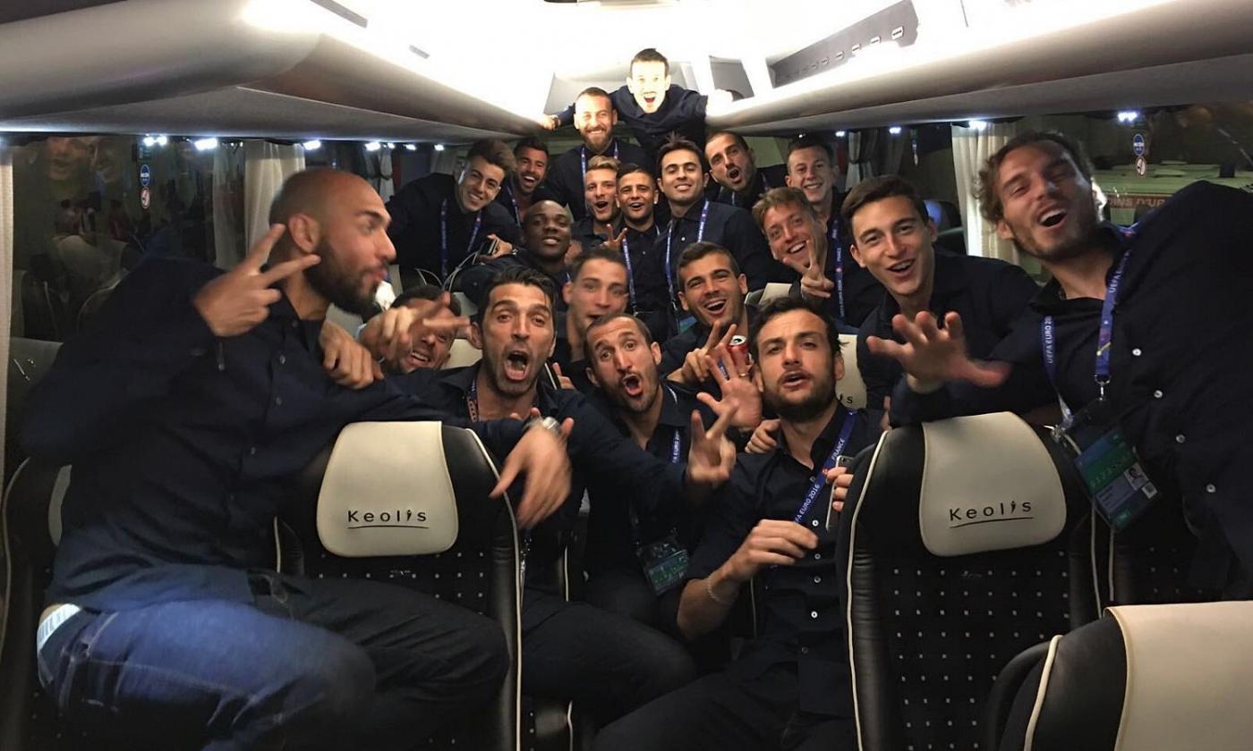 Chiellini, FOTO sul pullman per celebrare la vittoria sul Belgio