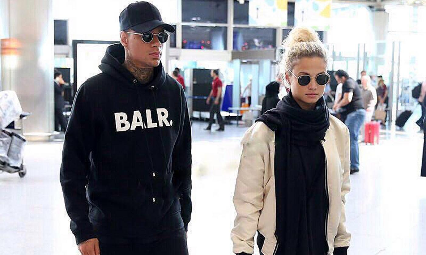 PHOTO: van der Wiel in Istanbul to sign for Fenerbahce: no Roma