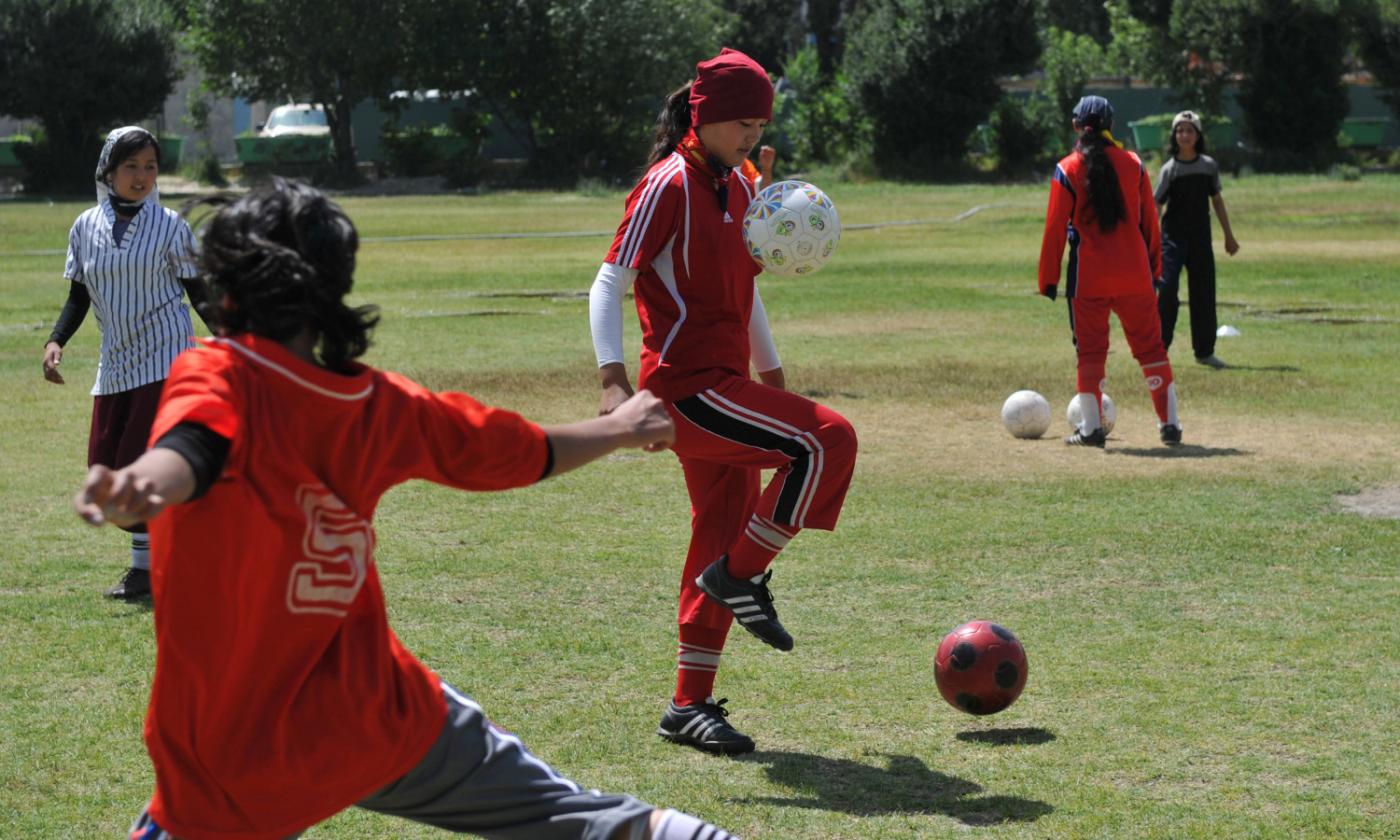 La storia dell'afgana Khalida Popal: 'Dopo anni di umiliazioni verbali e fisiche, ho alzato la voce e ho giocato a calcio'