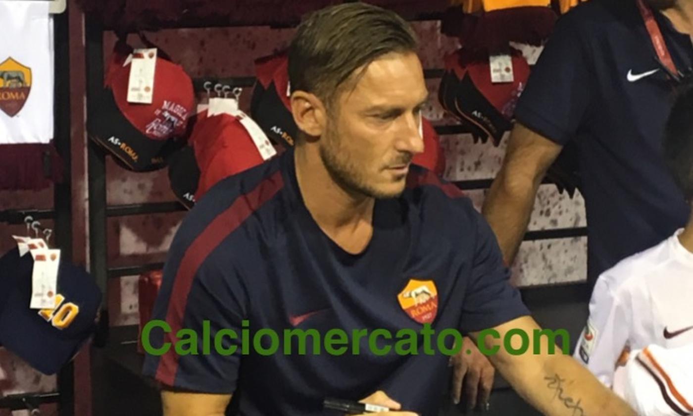 Roma, Totti al Nike Store si concede ai tifosi