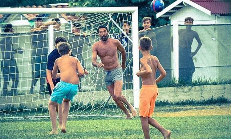 Momenti Di Gioia: cuore Buffon, partitella in spiaggia con i bambini