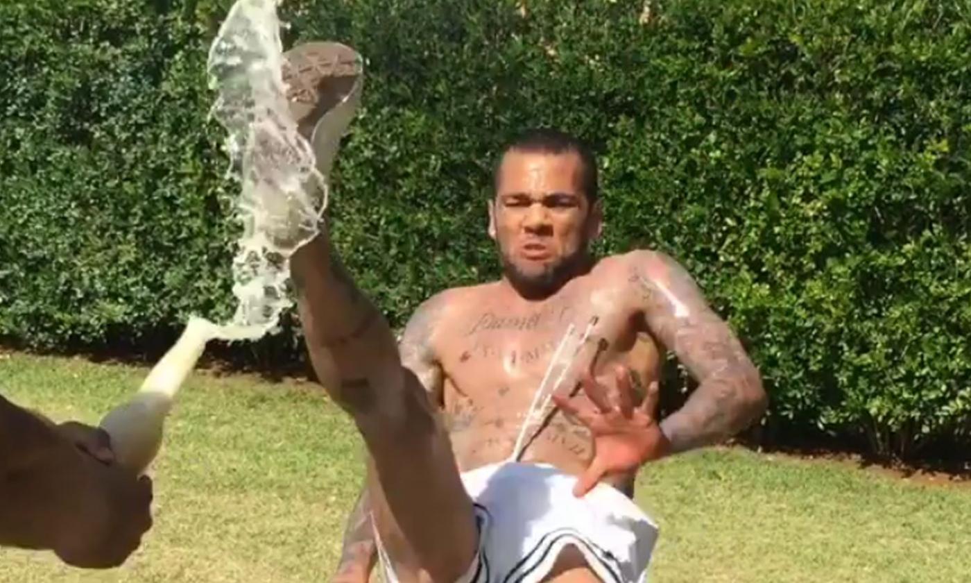 Juve, è già Dani Alves show: stappa una birra con una rovesciata! VIDEO