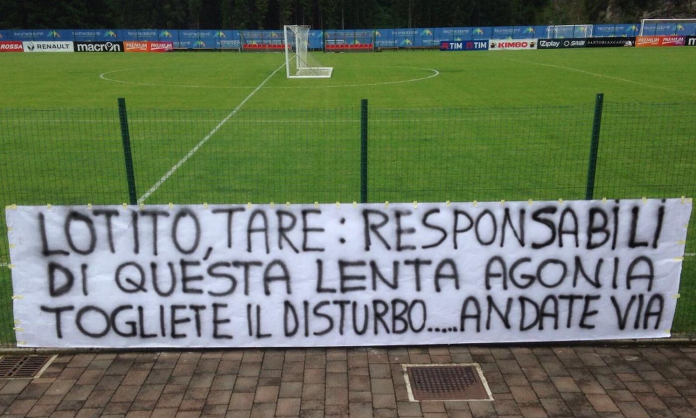 Lazio, non si placa l'ira dei tifosi contro Lotito e Tare: 'Togliete il disturbo'