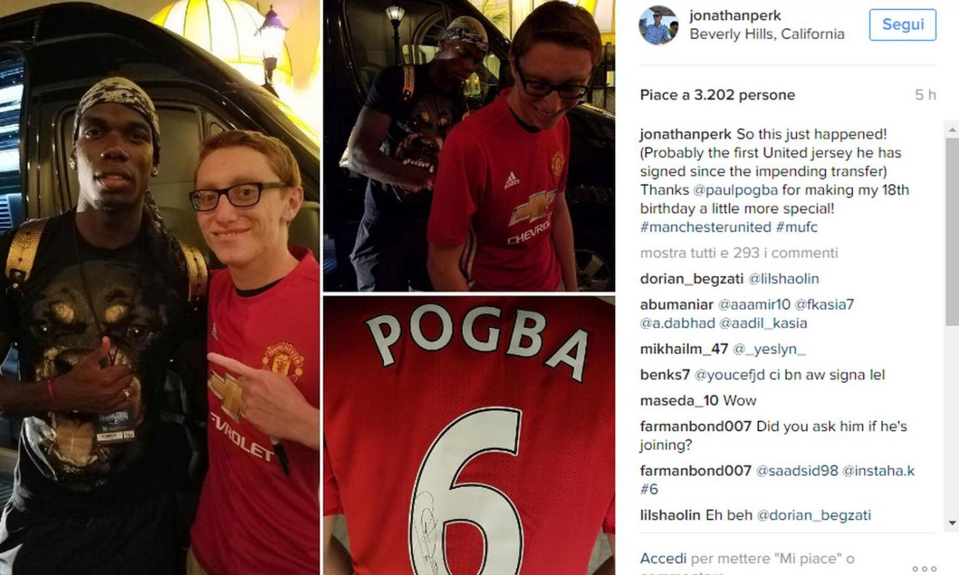 Pogba firma la maglia dello United