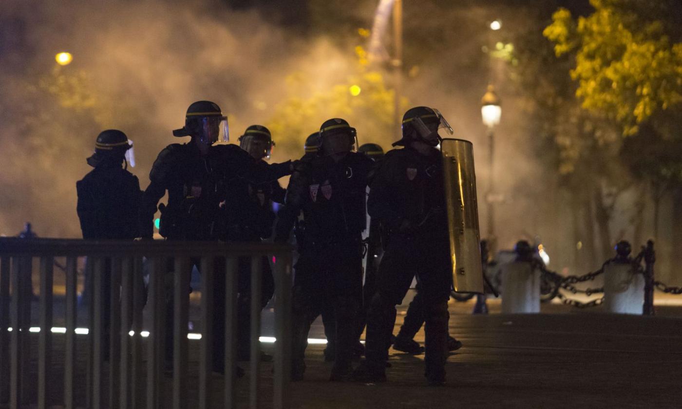 VIDEO Parigi, scontri e lacrimogeni ieri sera nella Fan Zone