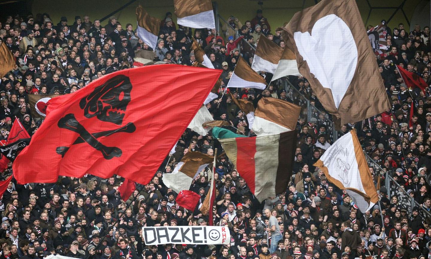 'Fuck Nazis': i tifosi del St. Pauli scelgono lo slogan per la maglia