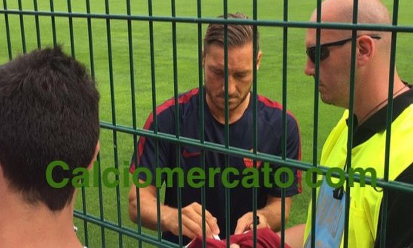 Roma, tutti pazzi per Totti. VIDEO quanti autografi per il capitano!