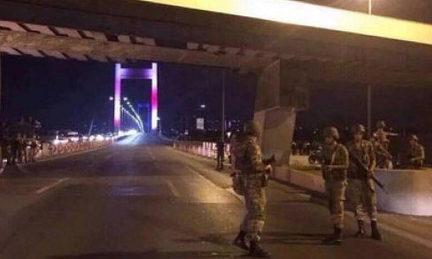 Colpo di stato in Turchia, l'esercito: 'Abbiamo preso il potere'. Erdogan alla popolazione: 'Scendete in piazza'