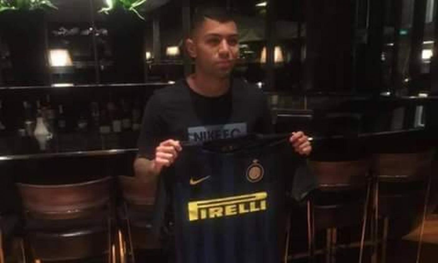 Gabigol posa con la maglia nerazzurra. L'agente: 'Ha firmato con l'Inter' 