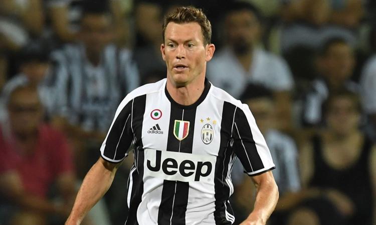 Juve, l'addio di Dani Alves cambia il destino di Lichtsteiner