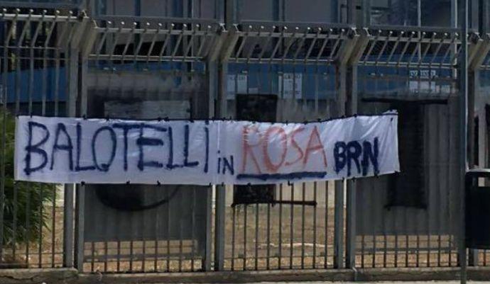 Palermo fans leave 'Sign Balotelli!' poster outside Barbera stadium